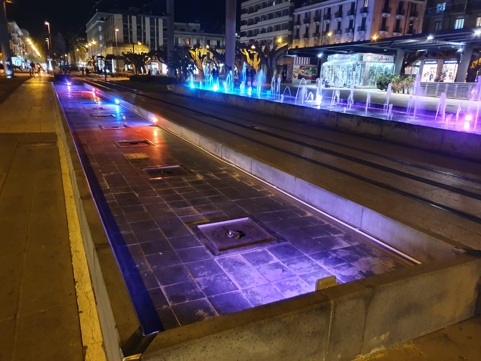 La fontana di piazza Cairoli zampilla a metà: rotta dopo meno di due mesi