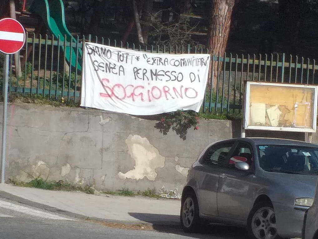 Striscioni contro il "linguaggio" di De Luca
