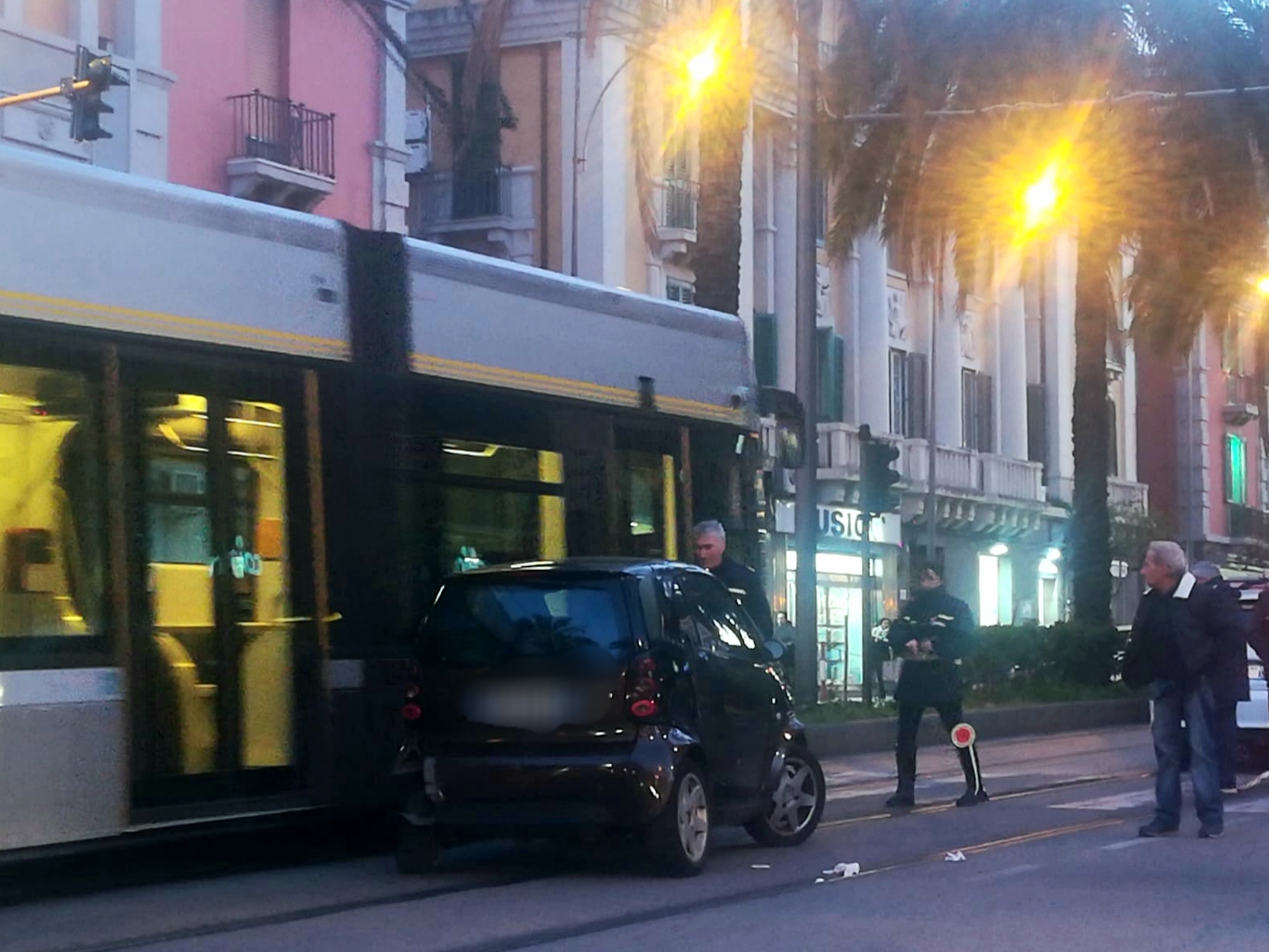 Smart contro tram: viale San Martino in tilt