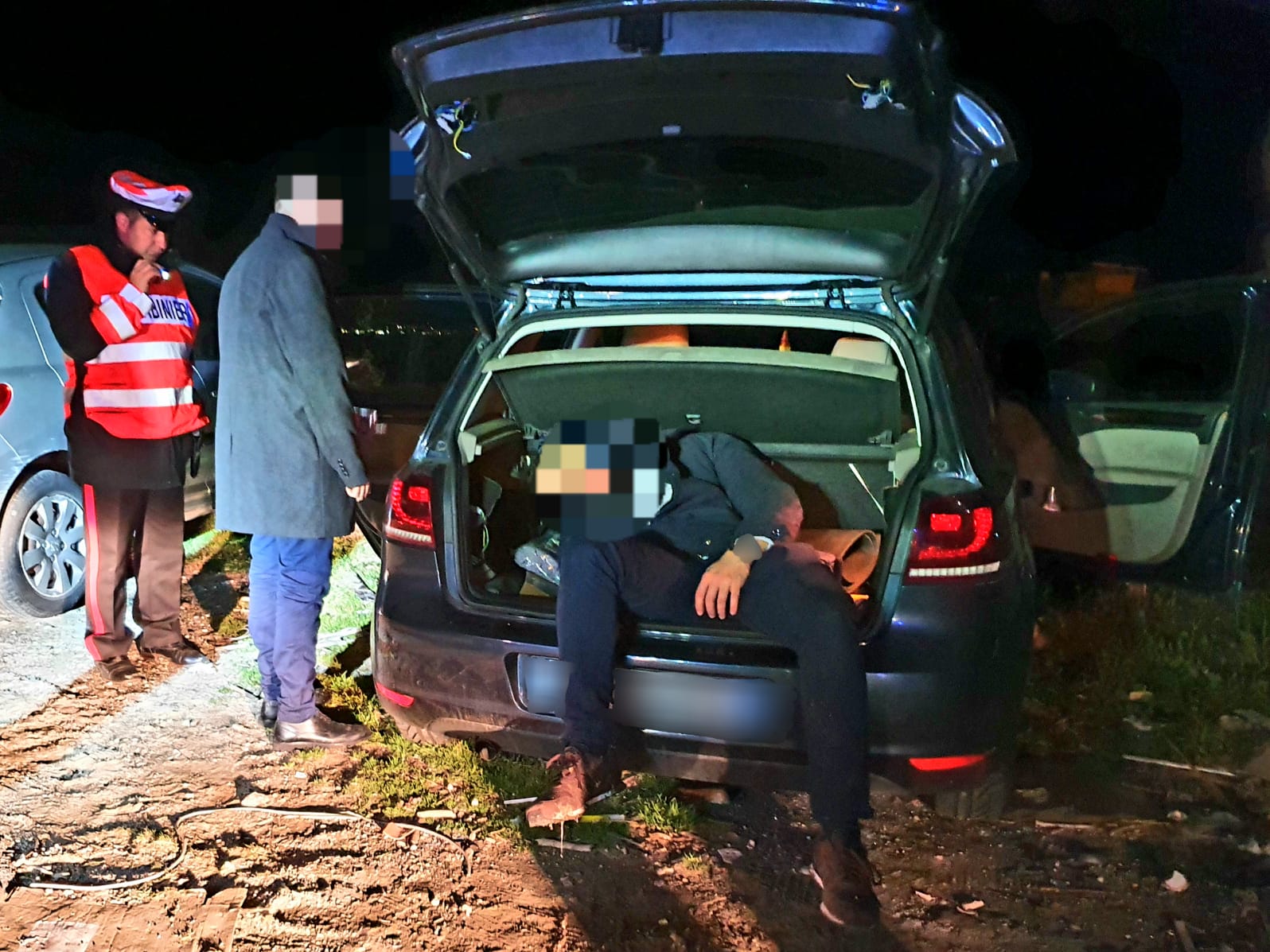 Svenuti in auto: giovane nascosto nel bagagliaio