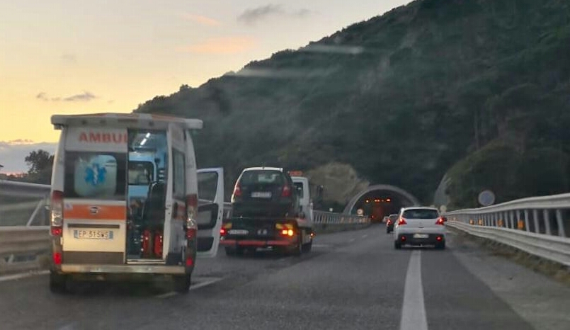 Tamponamento sull'A20, due feriti a Villafranca