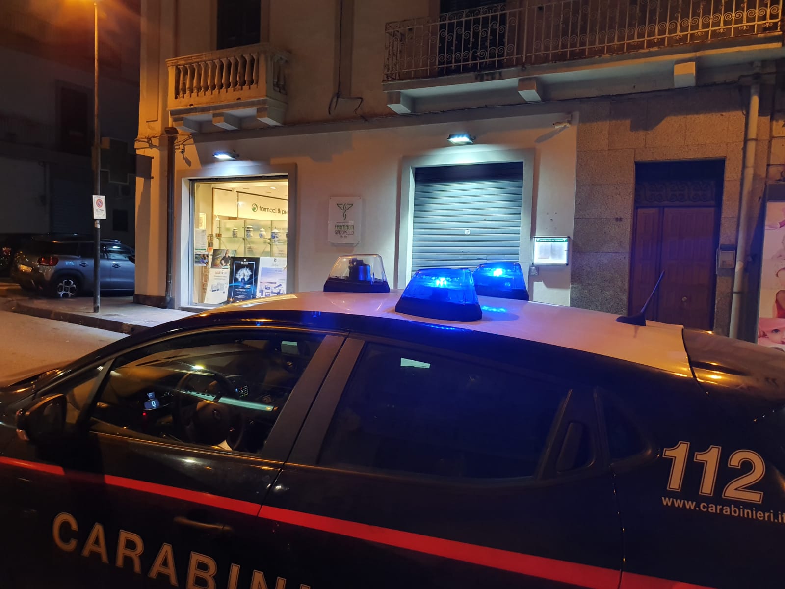 Assaltata farmacia in via Palermo, caccia a due giovani