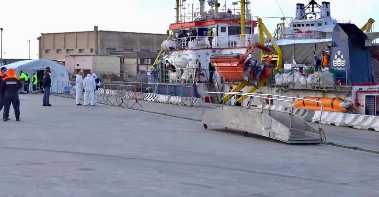 Sea Watch arriva e sbarca migranti, Messina zimbello d'Europa