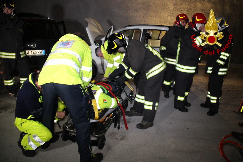 A18, simulato incidente nella galleria "Giardini"