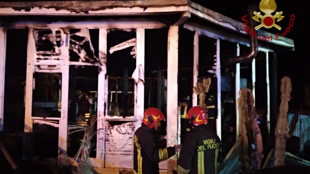 Lido in fiamme a Brolo, c'è un sospettato