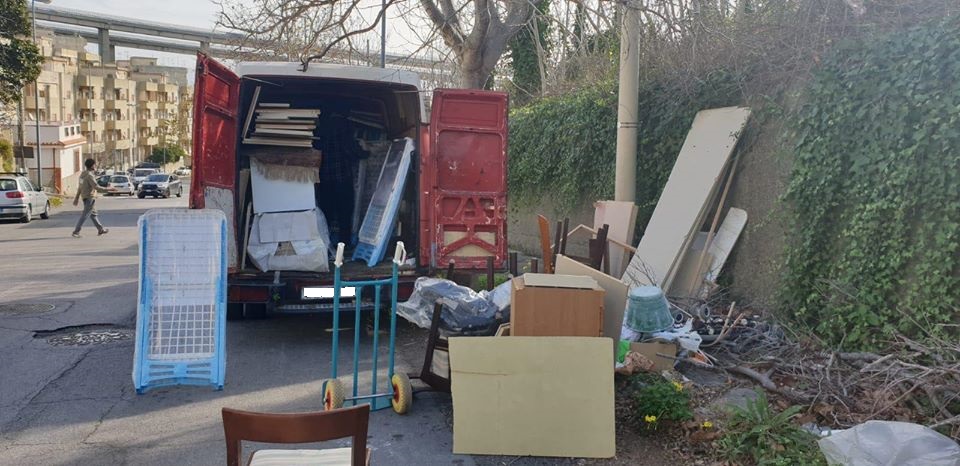 Abbandonavano rifiuti sulla strada: stangati i responsabili