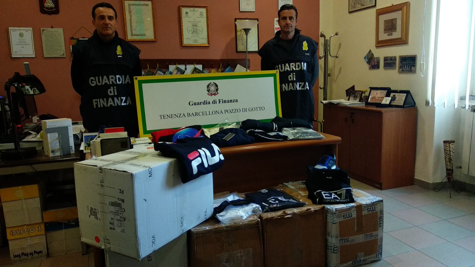 Vende vestiti contraffatti percependo anche il Reddito di cittadinanza: denunciato