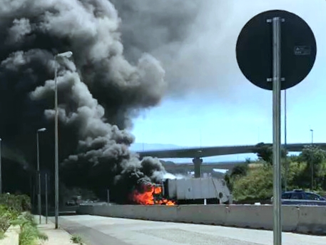 Giostra, panico per un mezzo della spazzatura in fiamme