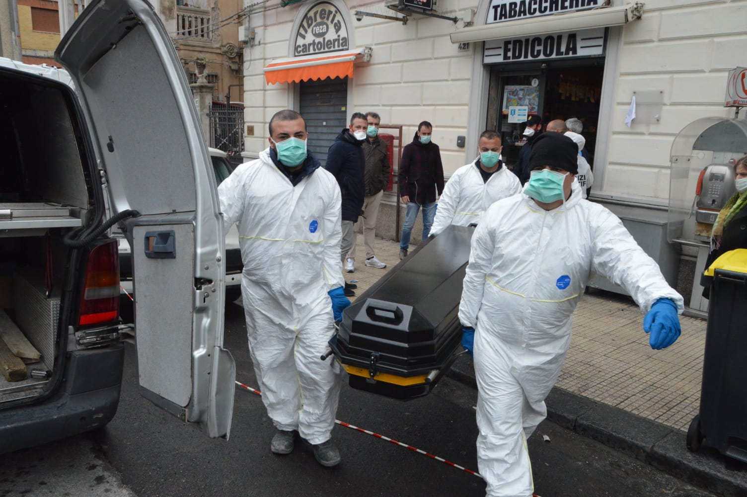 Voleva i "Gratta e vinci", al rifiuto spara all'esercente e poi si ammazza