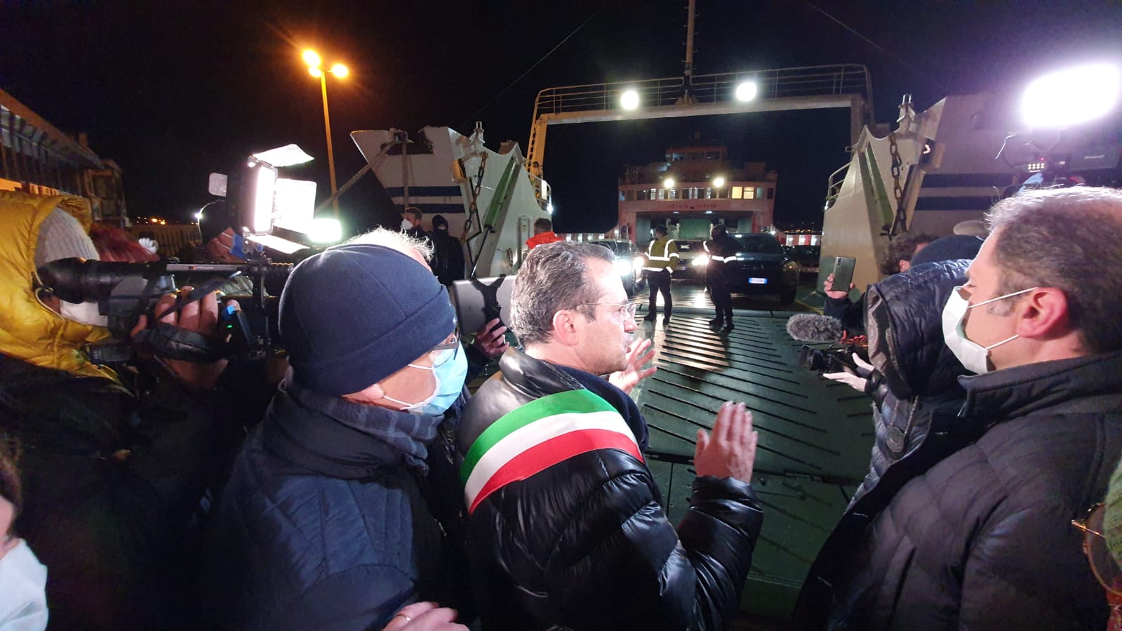 Traffico nello Stretto: la nave è regolarmente approdata. Tre autovetture non in regola