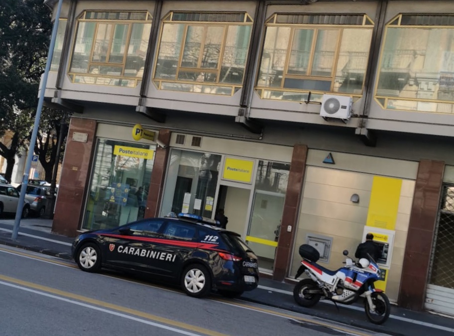 Troppa gente alla Posta di corso Cavour, arrivano i carabinieri