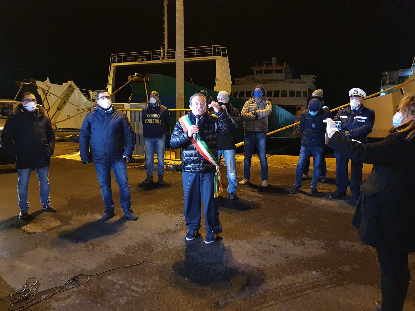 De Luca vuole bloccare la nave al porto