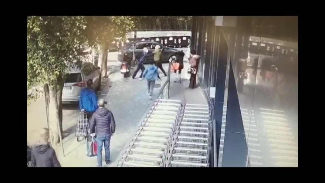 Coronavirus, lite per la coda al supermercato