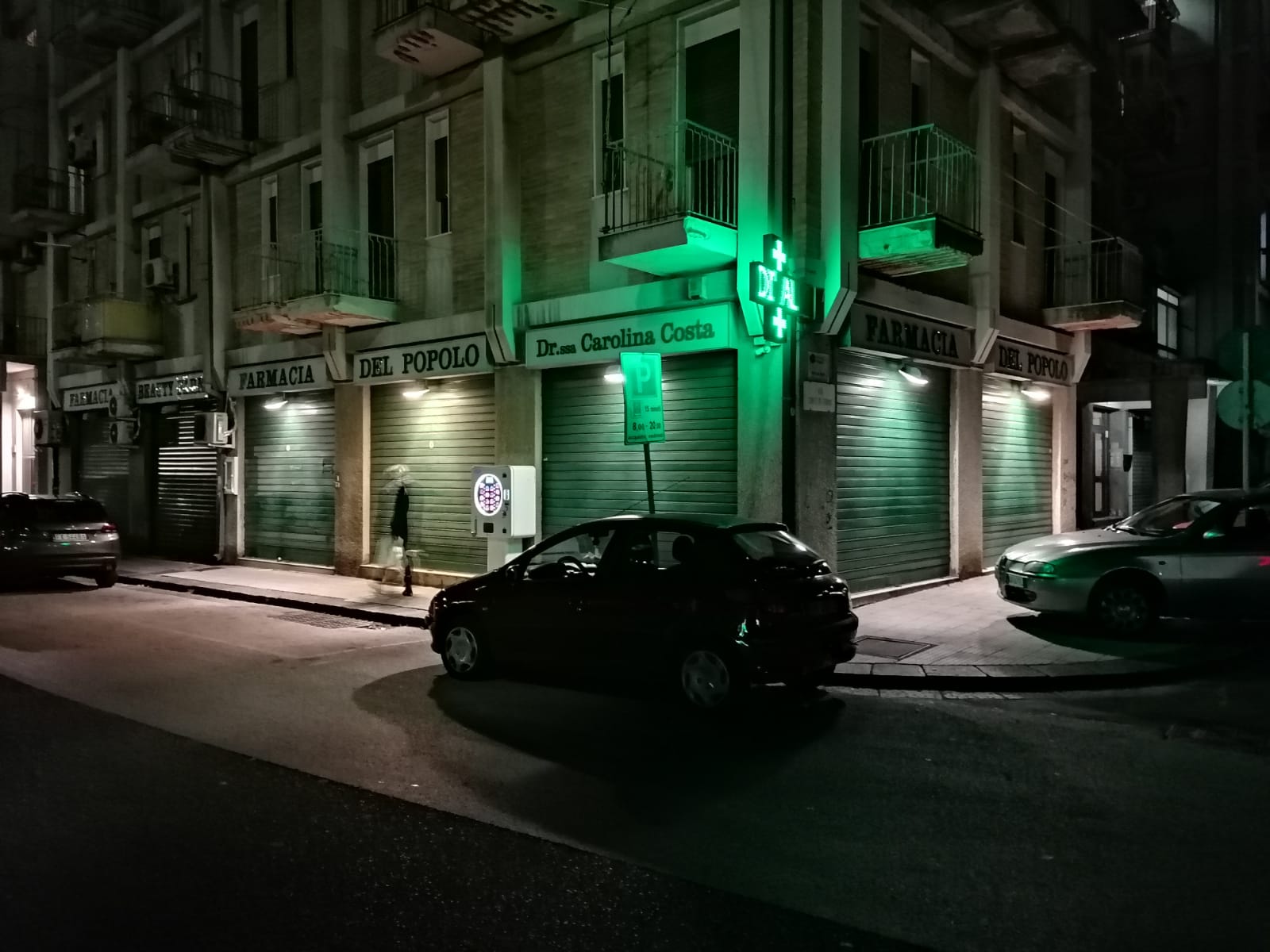 Porte bloccate, fallisce assalto alla farmacia