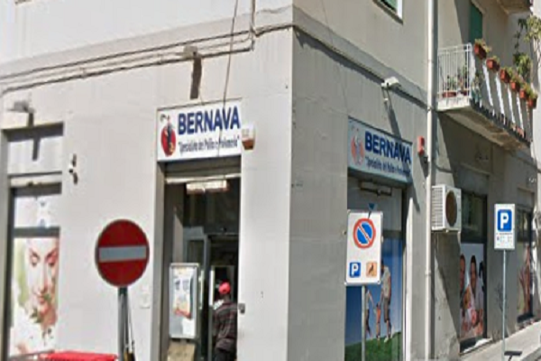 Bernava se ne impipa dell'ordinanza di De Luca e rimane aperto