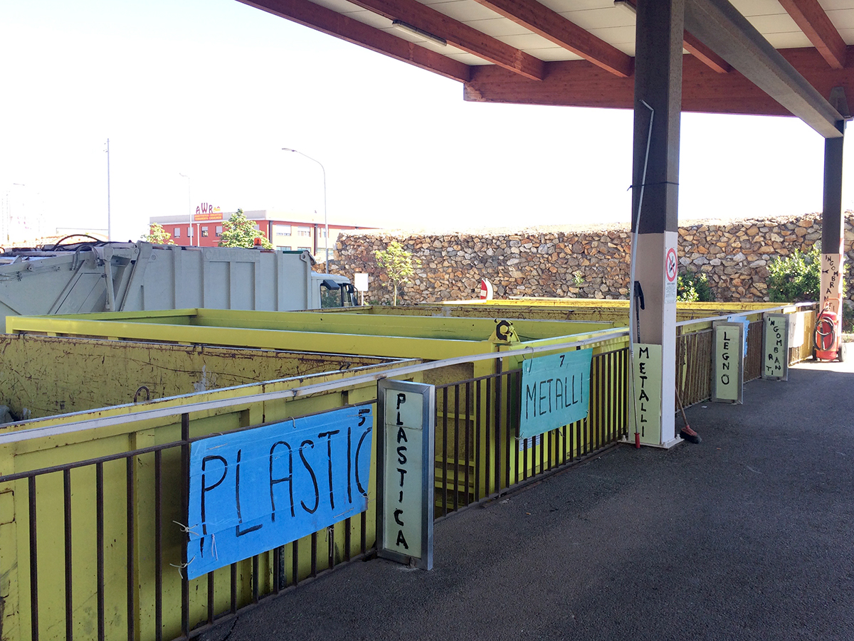 Rifiuti, riaprono le isole ecologiche