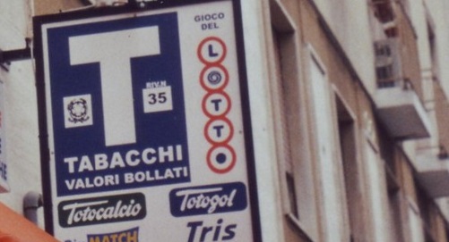 Varate due ordinanze che limitano gli orari di tabaccherie e farmacie