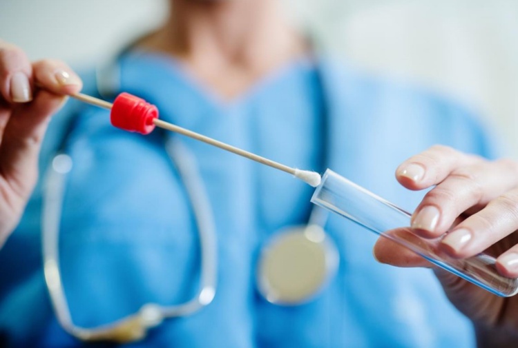 Scarseggiano i reagenti, tamponi a rilento: personale sanitario allarmato