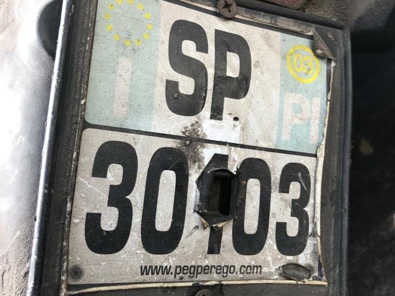 Gira con il motorino usando una targa giocattolo: denunciato