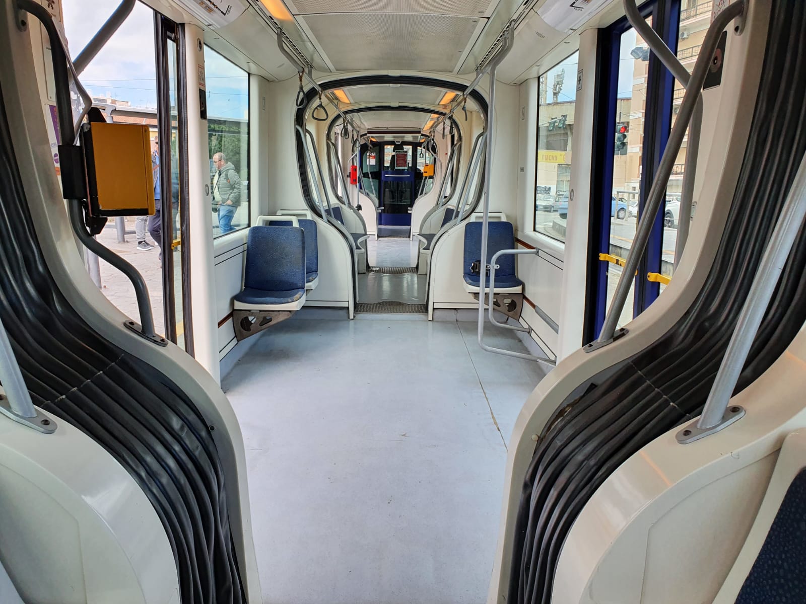 Palpeggia ragazze sul tram: 59enne finisce in manette