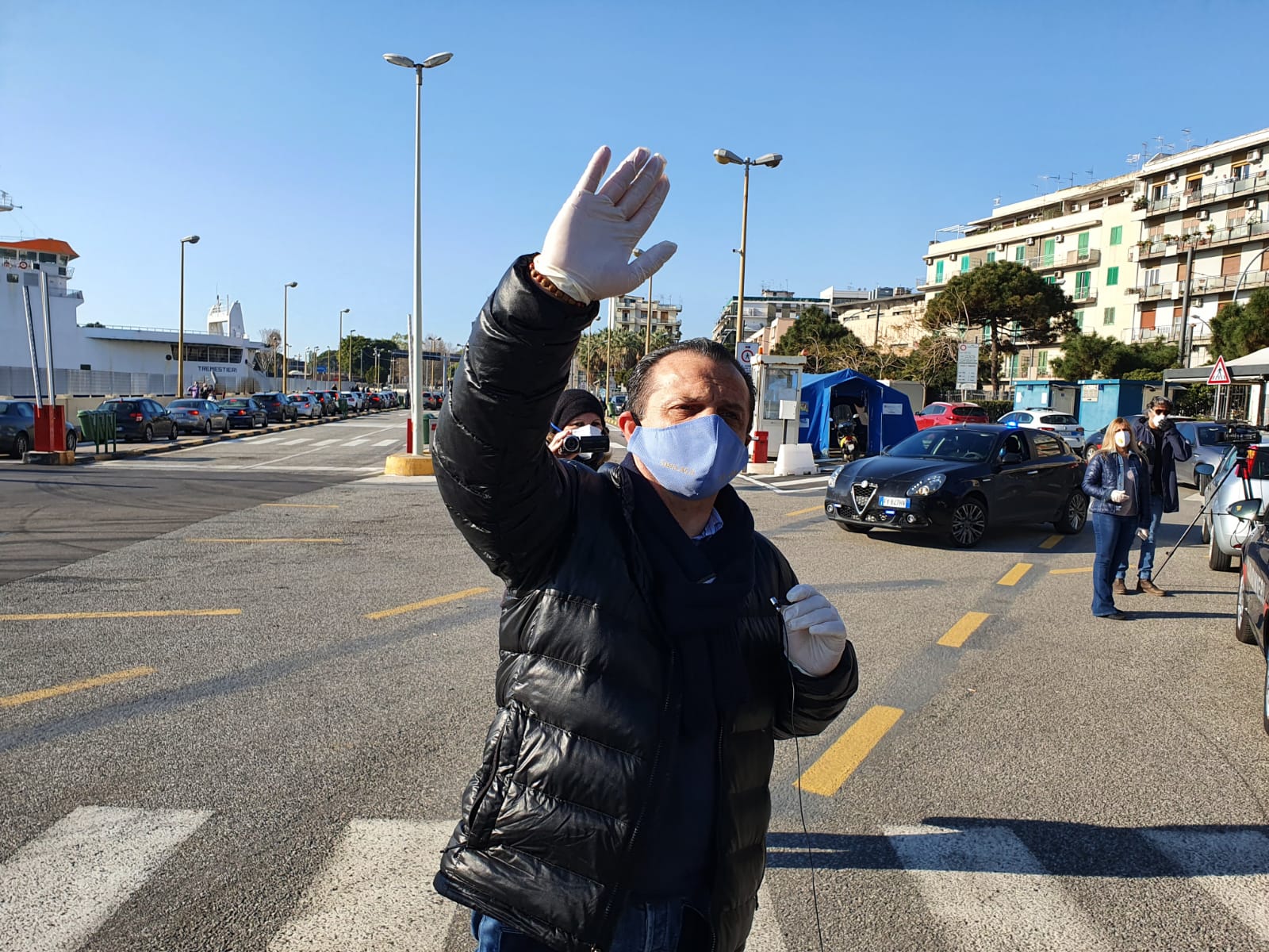 De Luca sospende efficacia dell'ordinanza: ha avuto paura della sospensione