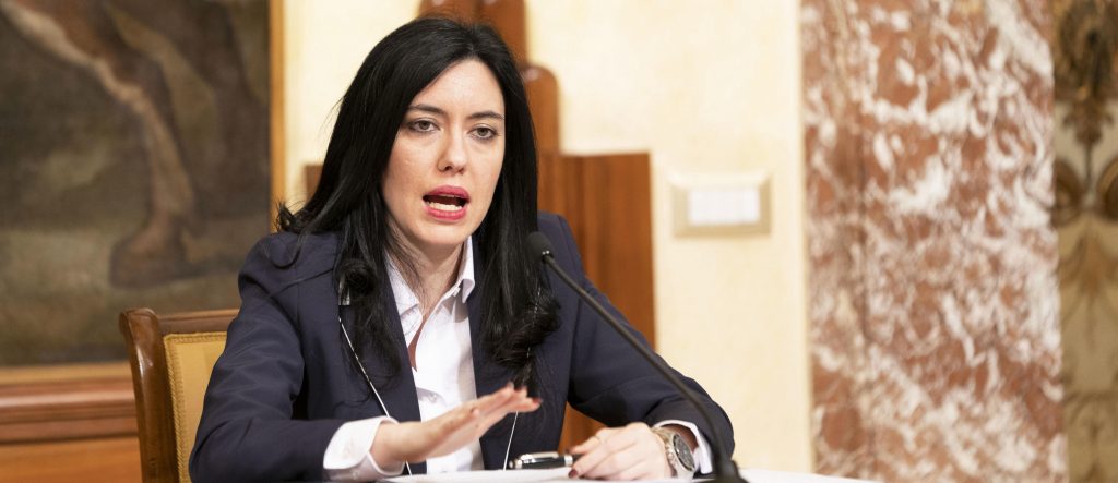 Azzolina: "Meno studenti per classe, ma le cattedre non si toccano"