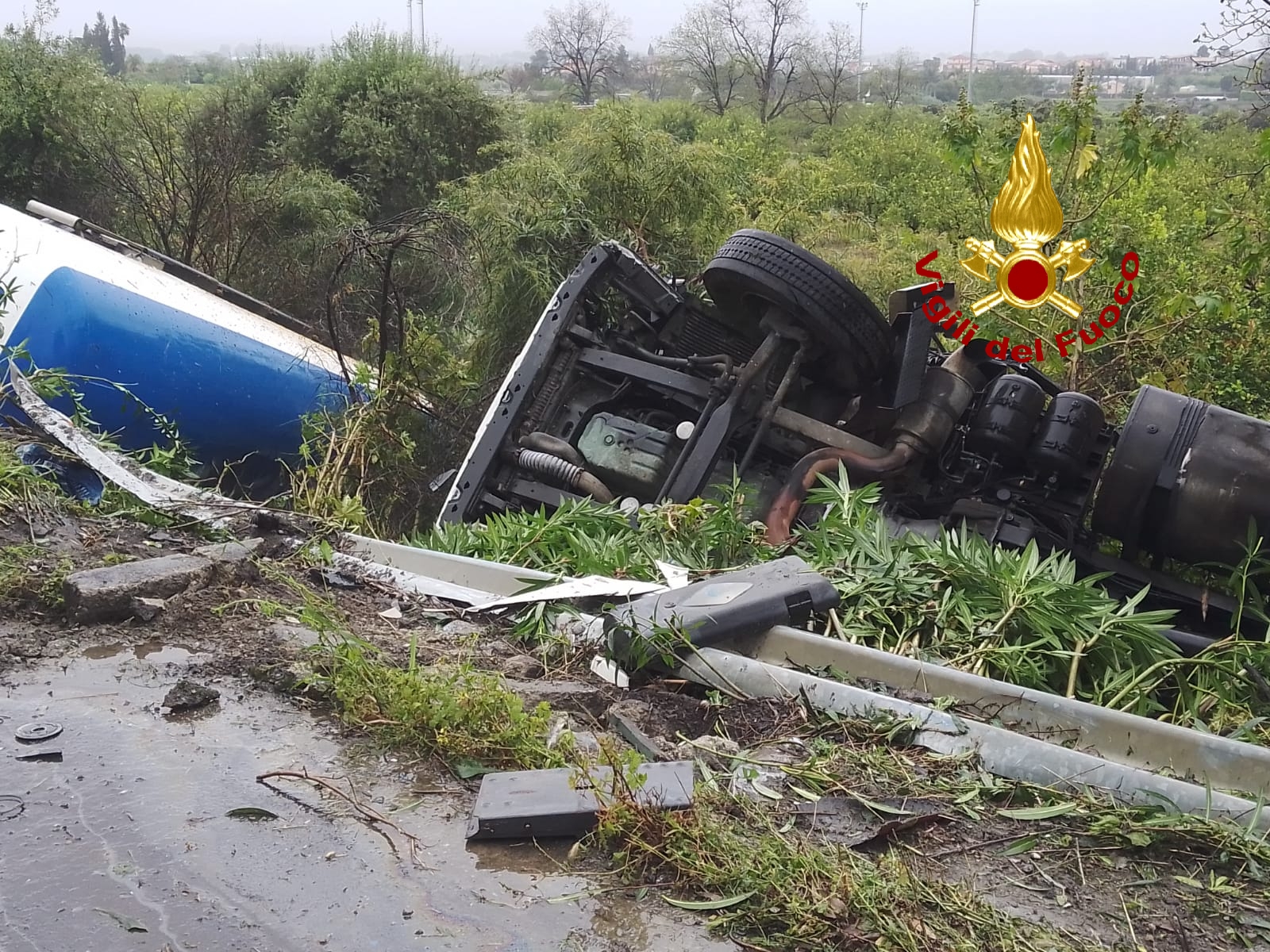 Autocisterna si capovolge sull'A18