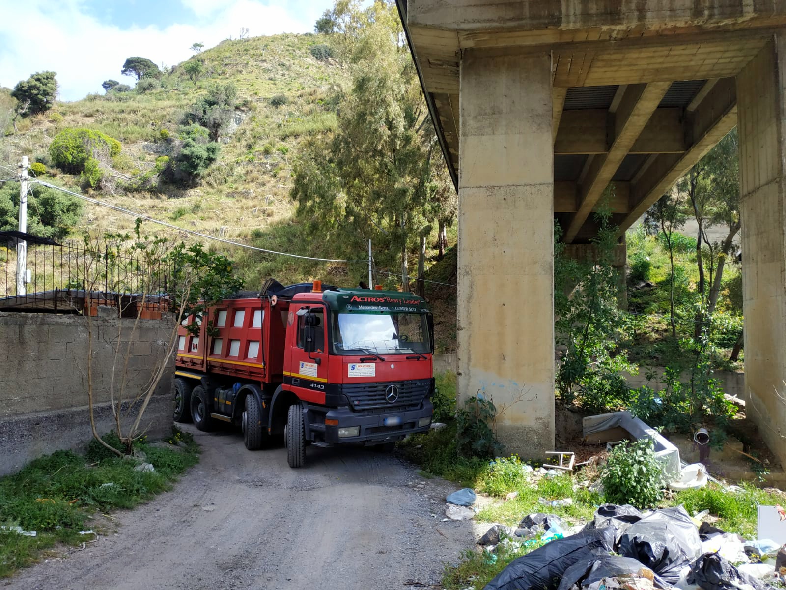 Bitume scarificato dall'A20 gettato nel torrente Ponte Schiavo, 4 denunce