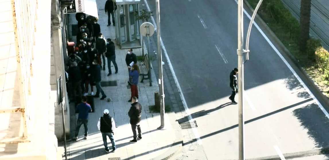 Covid, assembramenti all'ufficio tributi e all'imbarcadero. FOTO