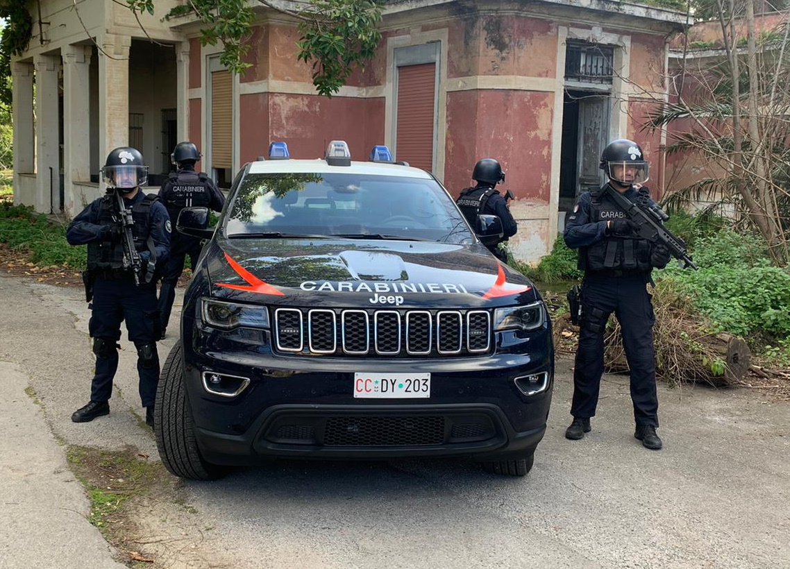 Coltivatore di cannabis si barrica in casa per sfuggire ai controlli: 29enne arrestato