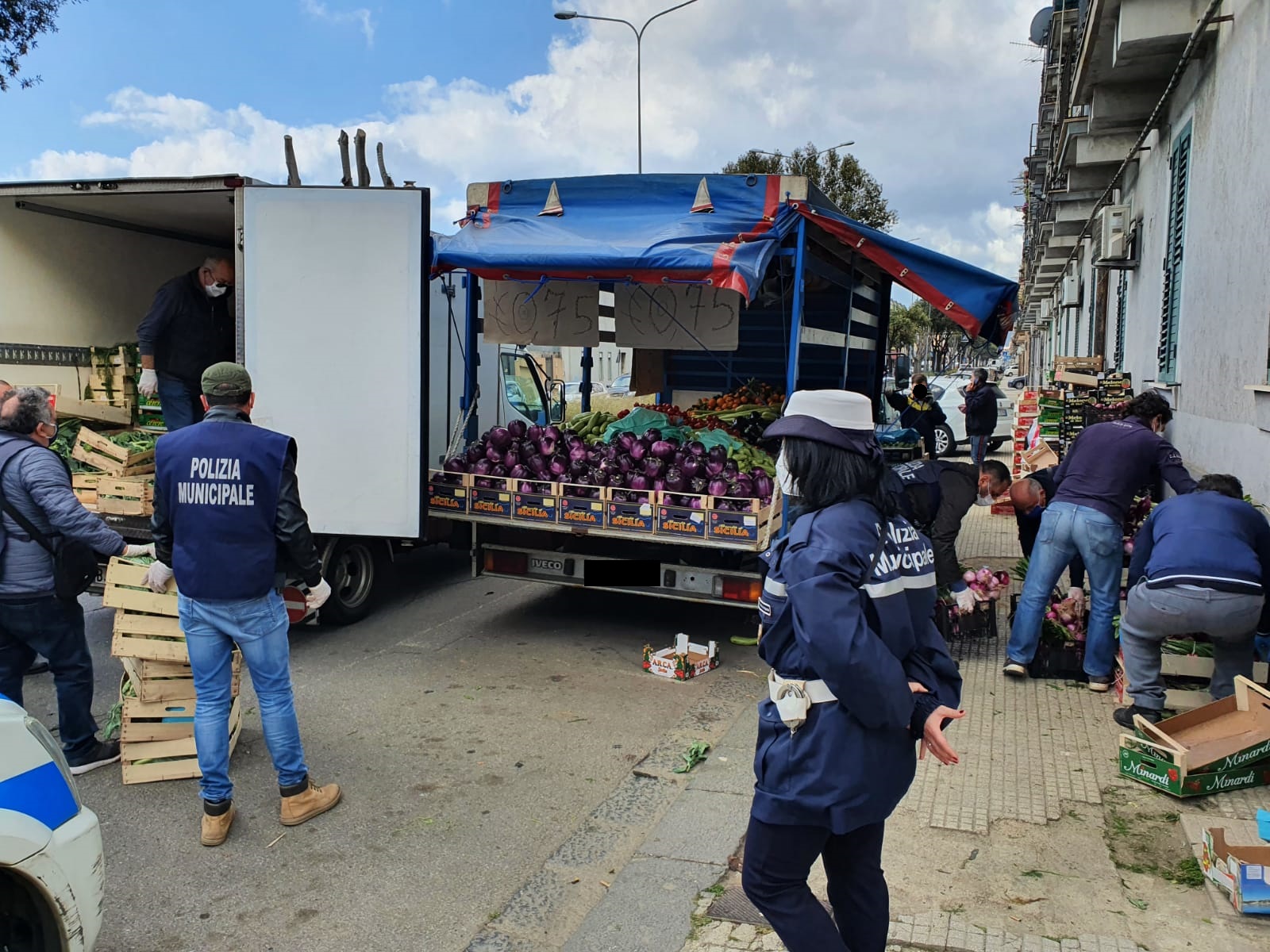 Covid non ferma gli abusivi: maxi sequestro in via La Farina