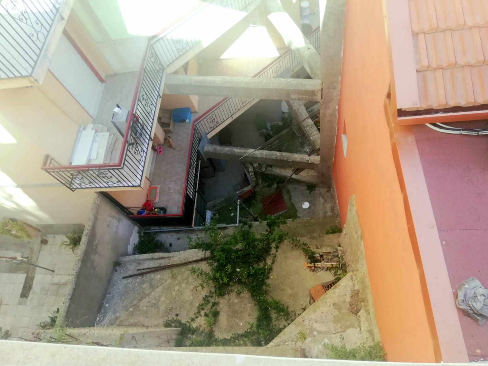 Tenta di lanciarsi nel vuoto: panico nel viale principe Umberto