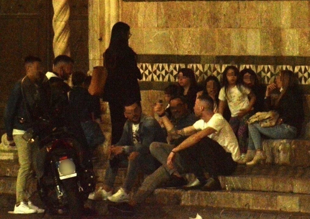 Altro che graduale ritorno alla normalità: per alcuni le mascherine sono un optional