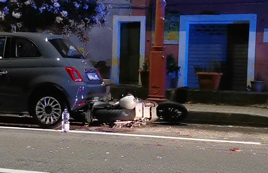 Gli tagliano la strada e finisce contro le auto in sosta