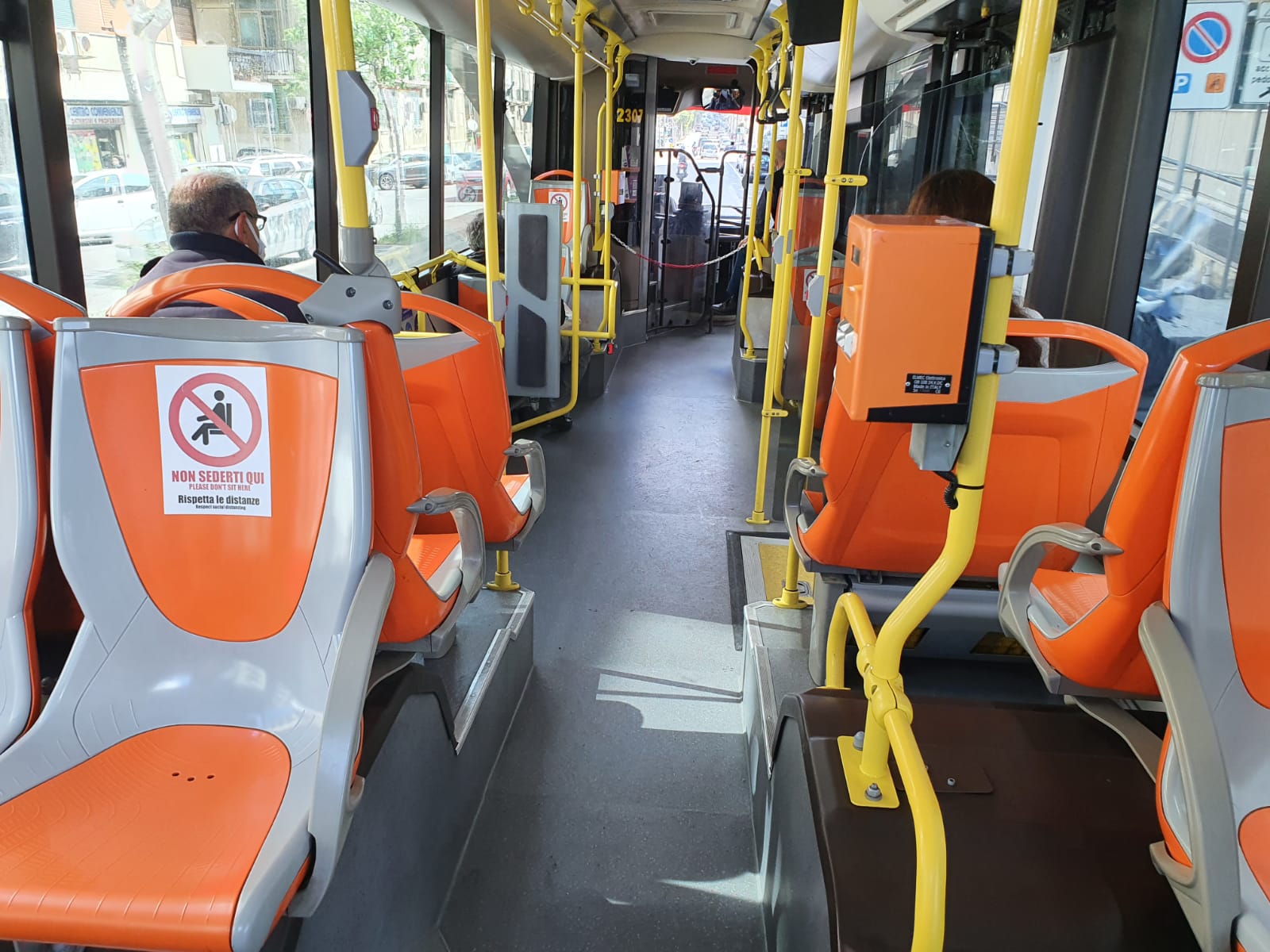 Ennesima aggressione autista Atm, spacca il vetro del bus