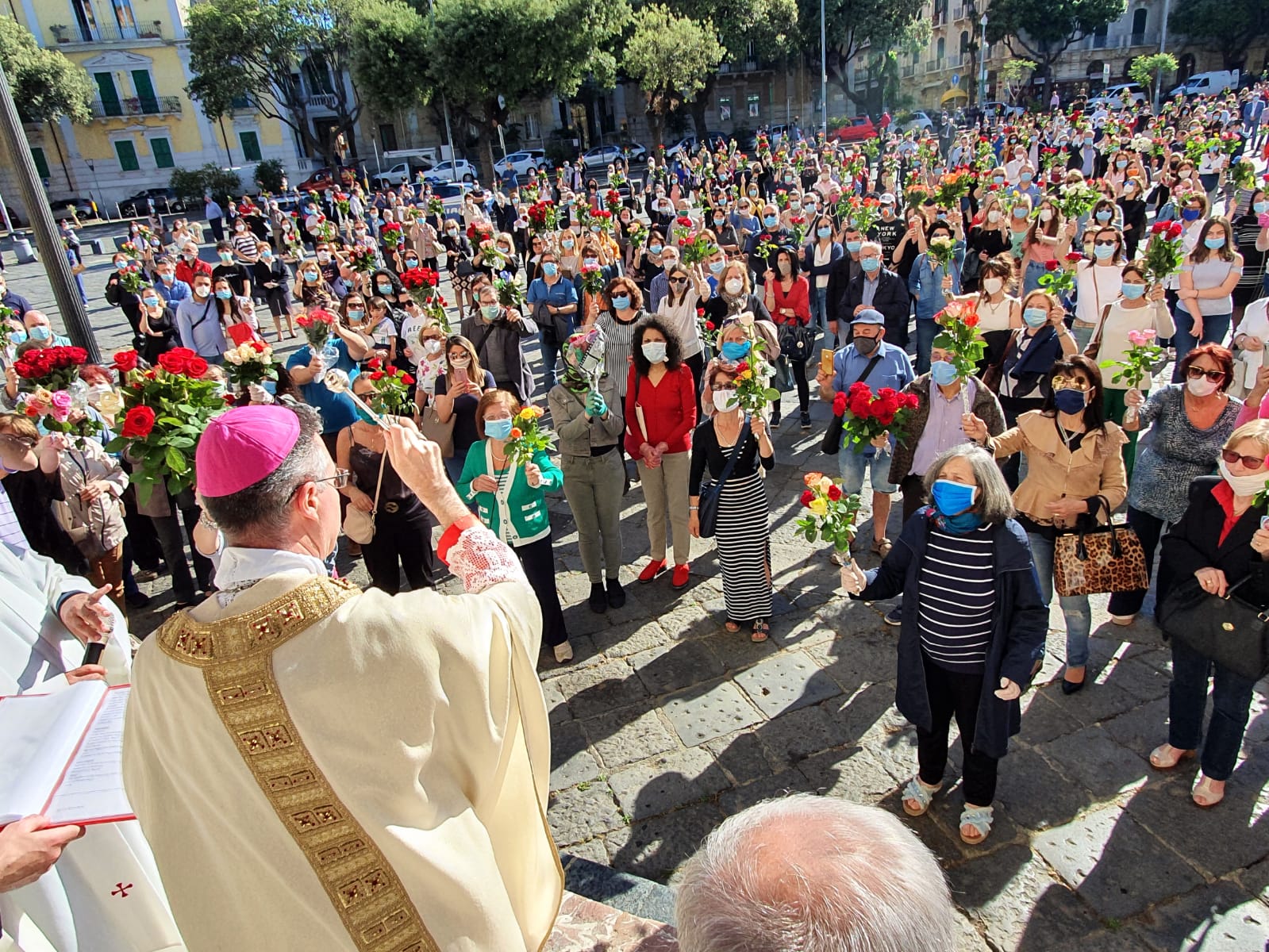 Celebrazioni per Santa Rita, folla (troppa) a piazza Duomo