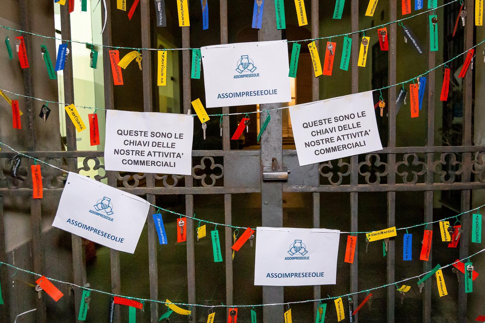 Eolie, consegnate al Comune le chiavi delle imprese: "Rischiamo di chiudere"