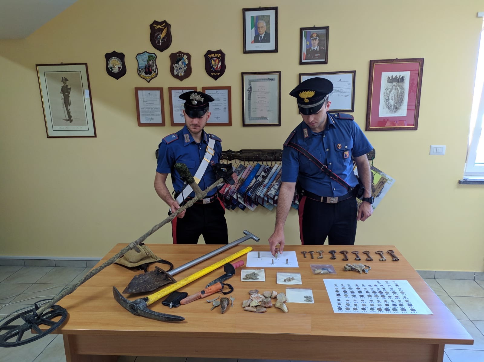 Rubava monete e utensili antichi, 37enne denunciato a Cesarò