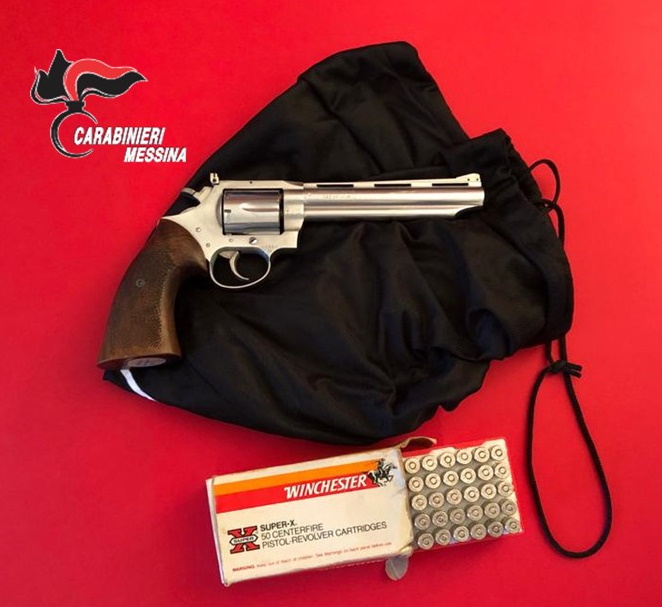 Nascondeva pistola rubata, 46enne finisce in carcere