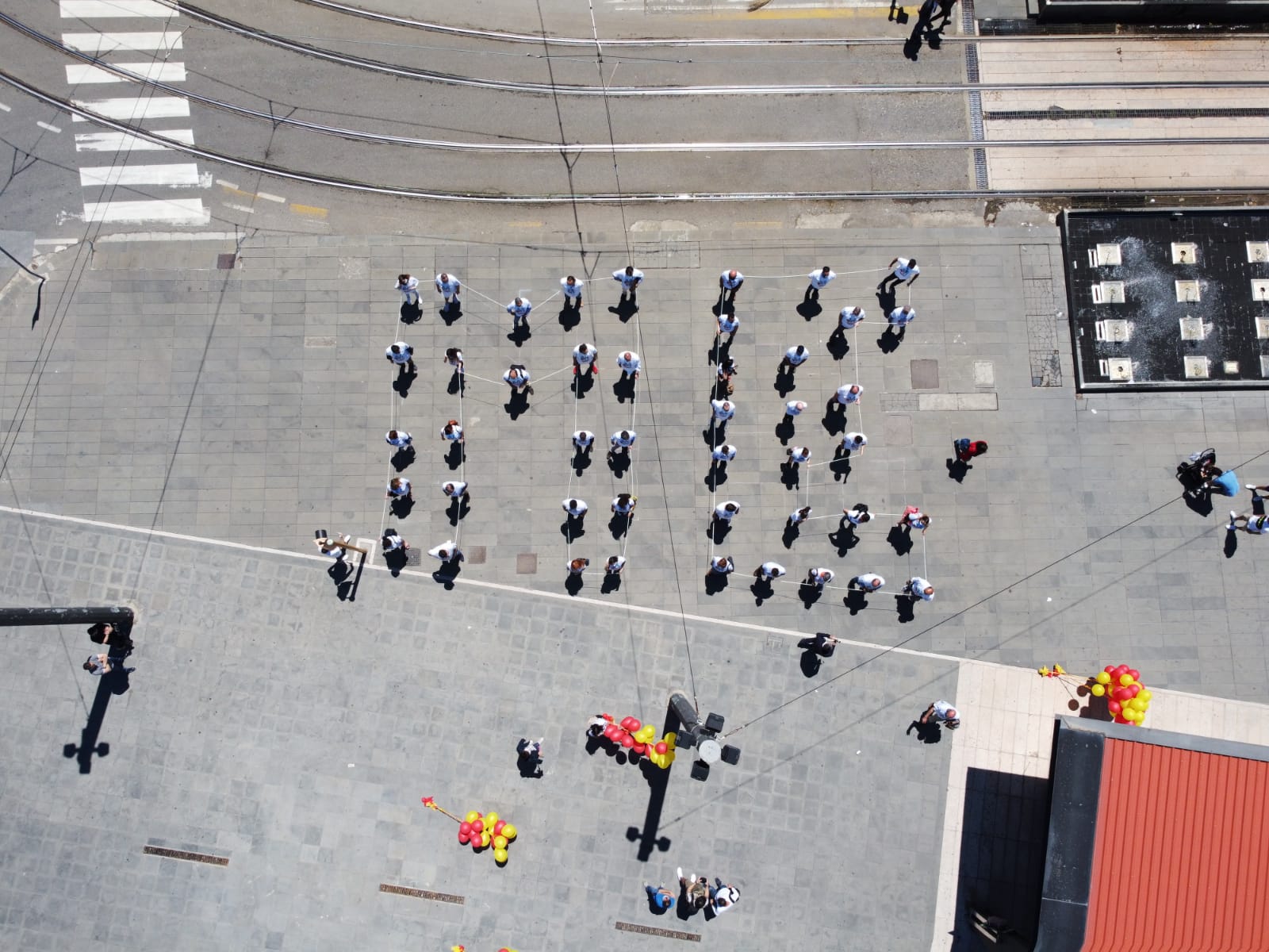 Flash mob a piazza Cairoli per sostenere l'economia