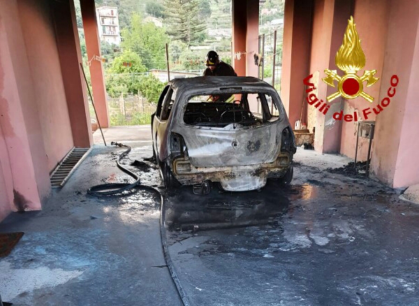 Mazzarrà Sant'Andrea, auto distrutta dalle fiamme