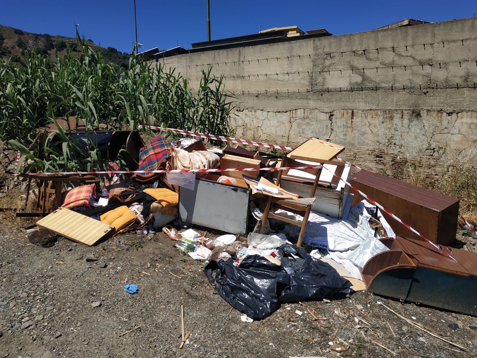 Zafferia: svuota abitazione e scarica tutto nel torrente