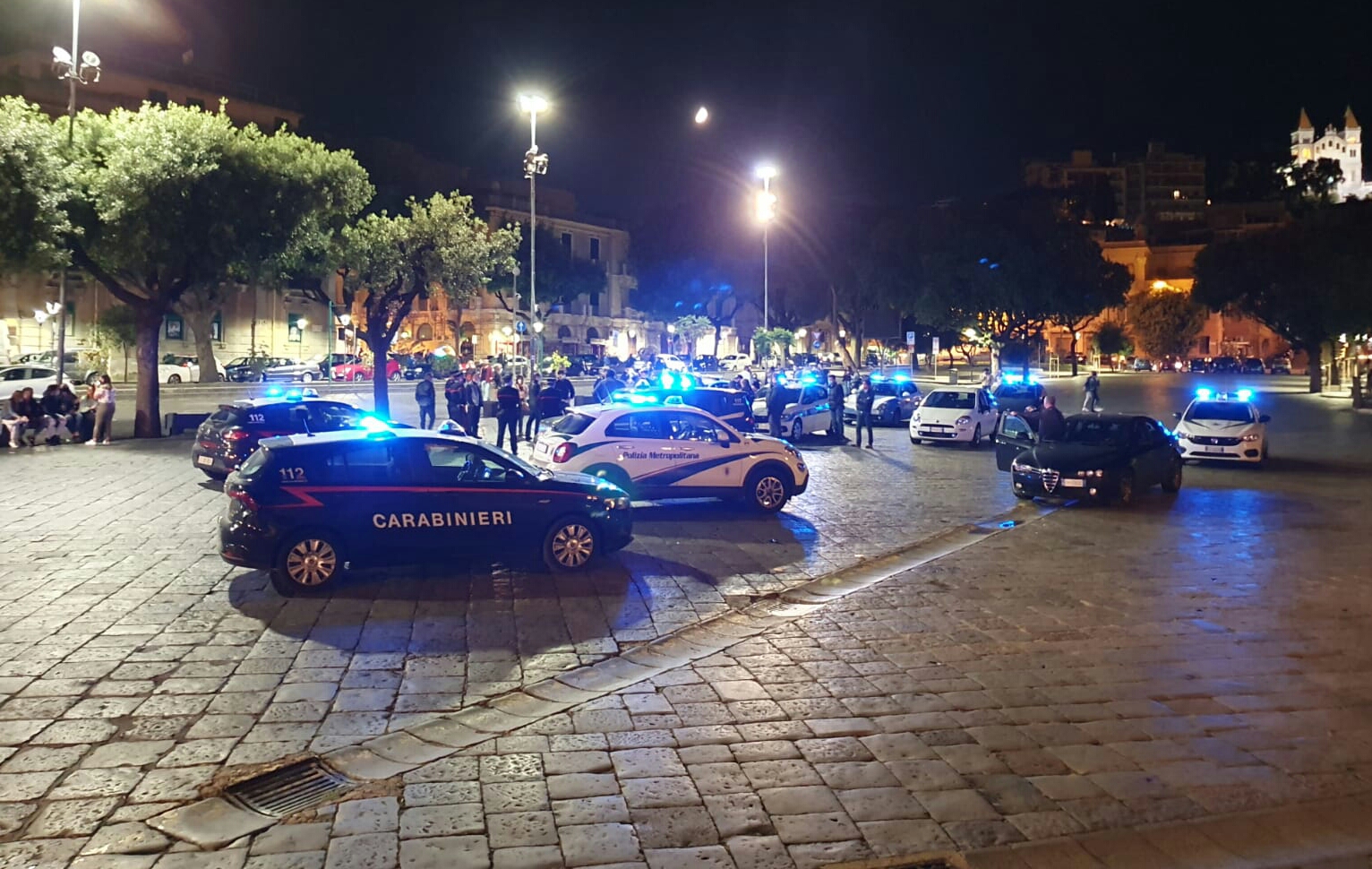 Movida: controlli e maltempo limitano gli assembramenti