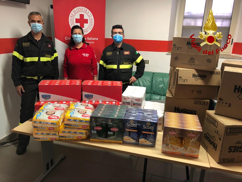 Solidarietà, vigili del fuoco donano alimenti alla Croce Rossa