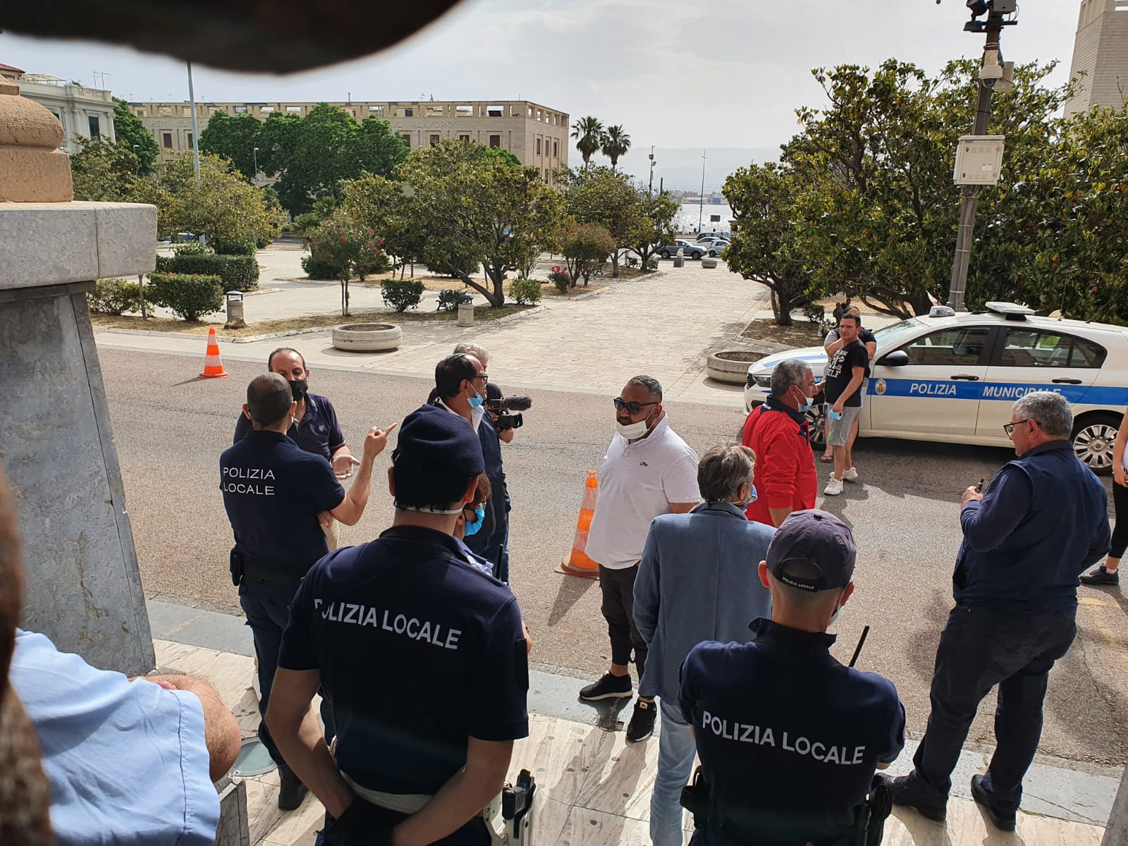 Gli ambulanti scendono in piazza: chiedono un tavolo con De Luca