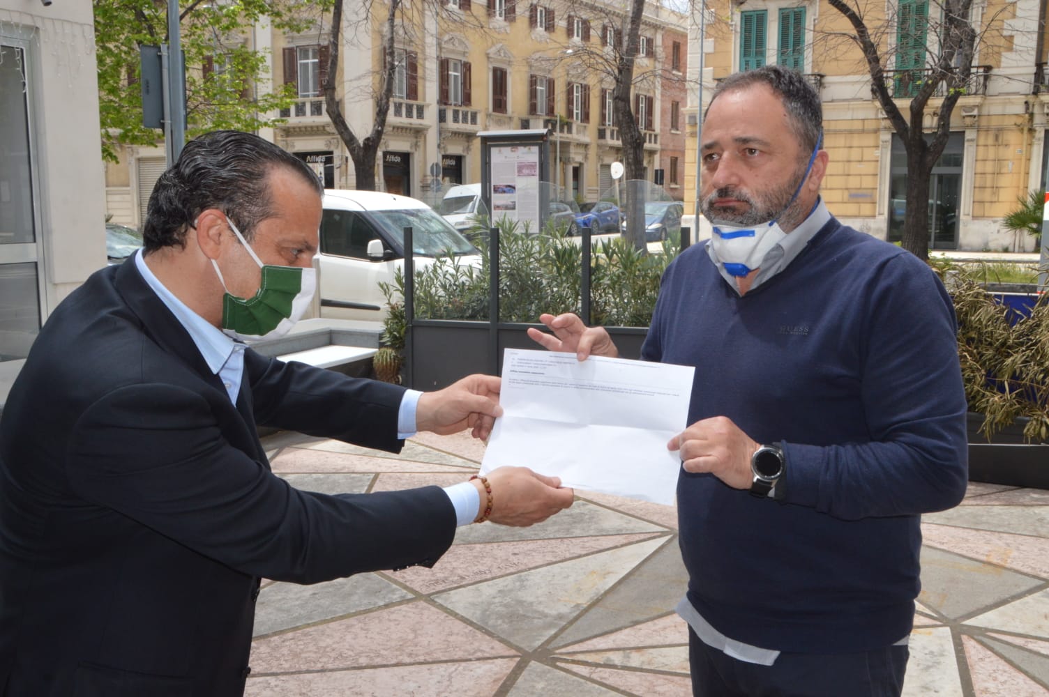 De Luca incontra l'imprenditore in sciopero della fame: "Siamo con voi"