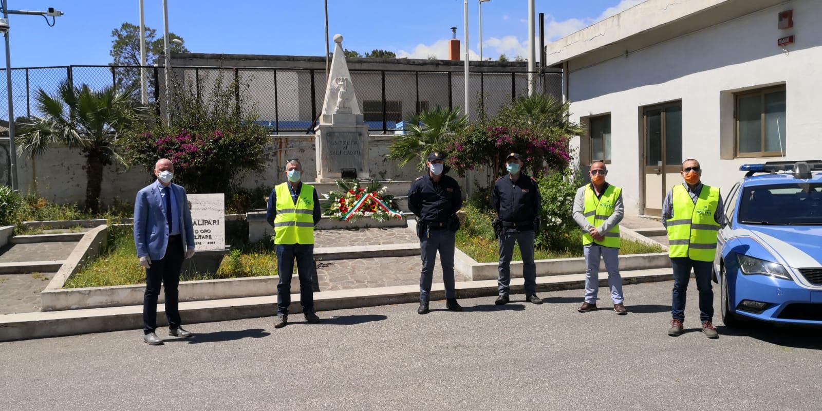 Morte Apicella, i poliziotti di Messina depositano fiori alla sua memoria