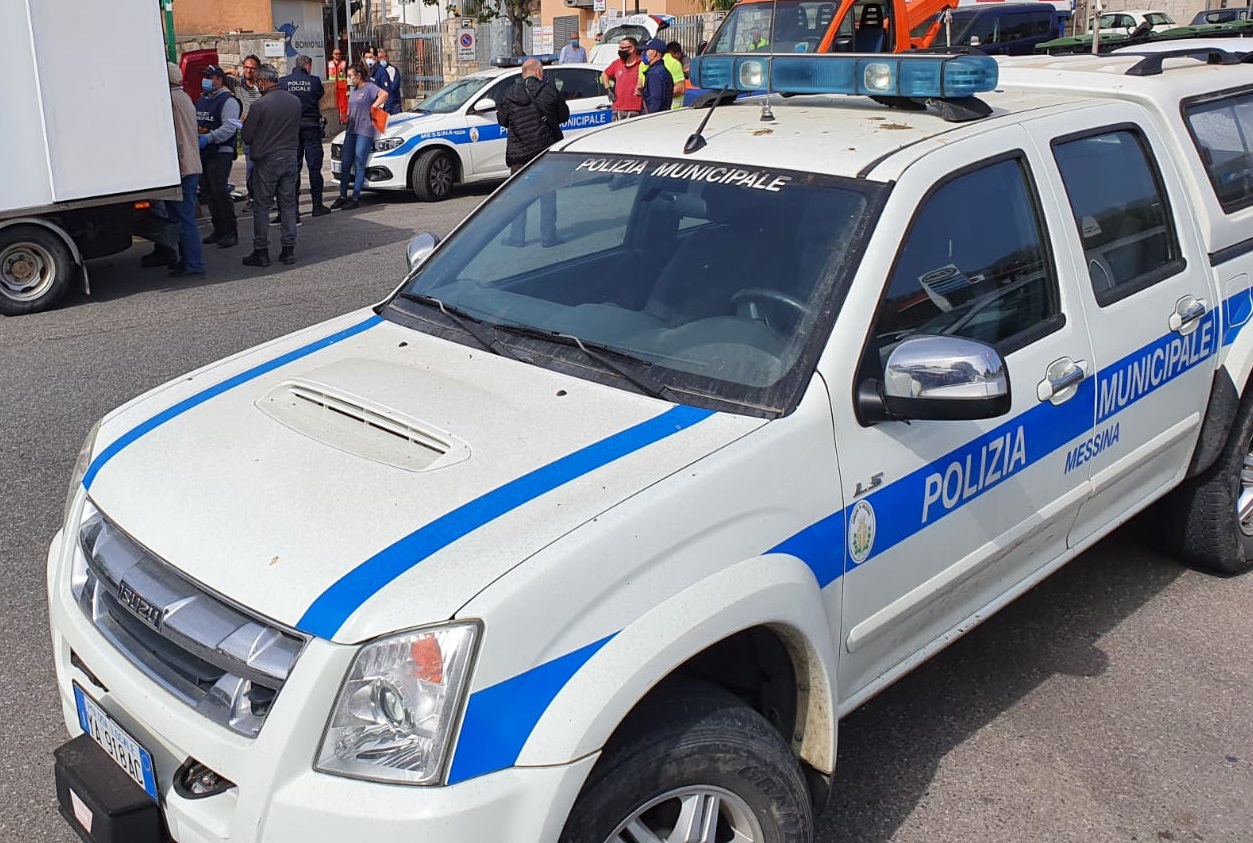 Multata perché abbandona i rifiuti per strada: aggredisce una vigilessa