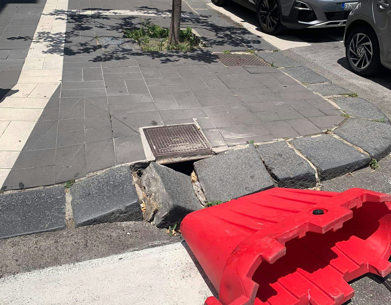 Via Tommaso Cannizzaro sprofonda. Buda: "Città colabrodo"