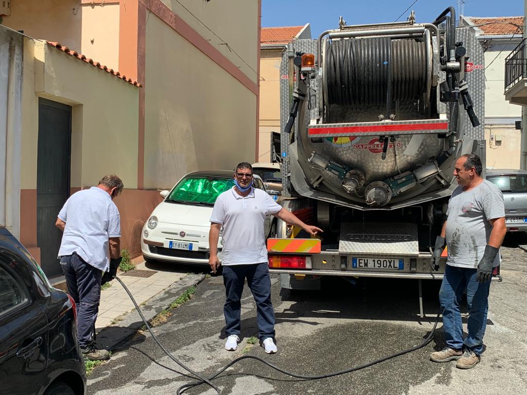 Fogna intasata in via Alding, intervento dell’Amam